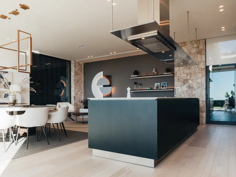 Welcome to a stunning property in The Hills, an exclusive neighborhood perched on La Quinta's cliffside. Overlooking the Mediterranean Sea, Puerto Banús, and San Pedro, this villa boasts incredible 200-degree views reaching all the way to Gibraltar and No