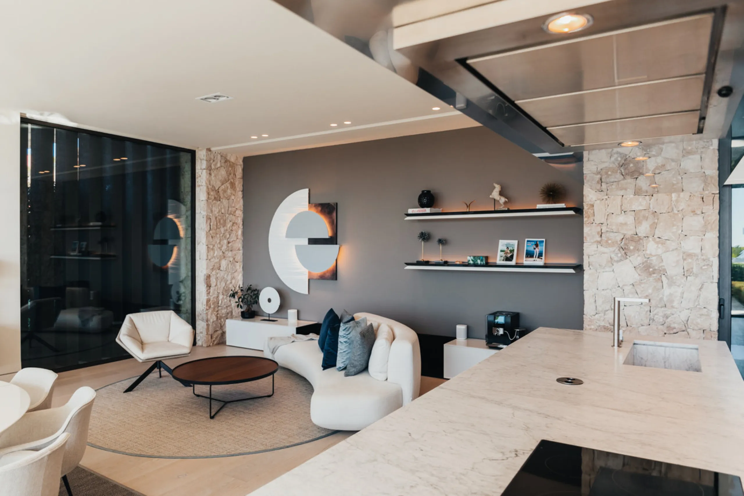 Welcome to a stunning property in The Hills, an exclusive neighborhood perched on La Quinta's cliffside. Overlooking the Mediterranean Sea, Puerto Banús, and San Pedro, this villa boasts incredible 200-degree views reaching all the way to Gibraltar and No