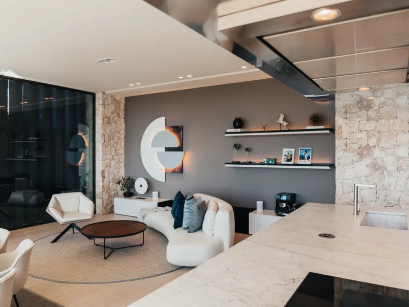 Welcome to a stunning property in The Hills, an exclusive neighborhood perched on La Quinta's cliffside. Overlooking the Mediterranean Sea, Puerto Banús, and San Pedro, this villa boasts incredible 200-degree views reaching all the way to Gibraltar and No