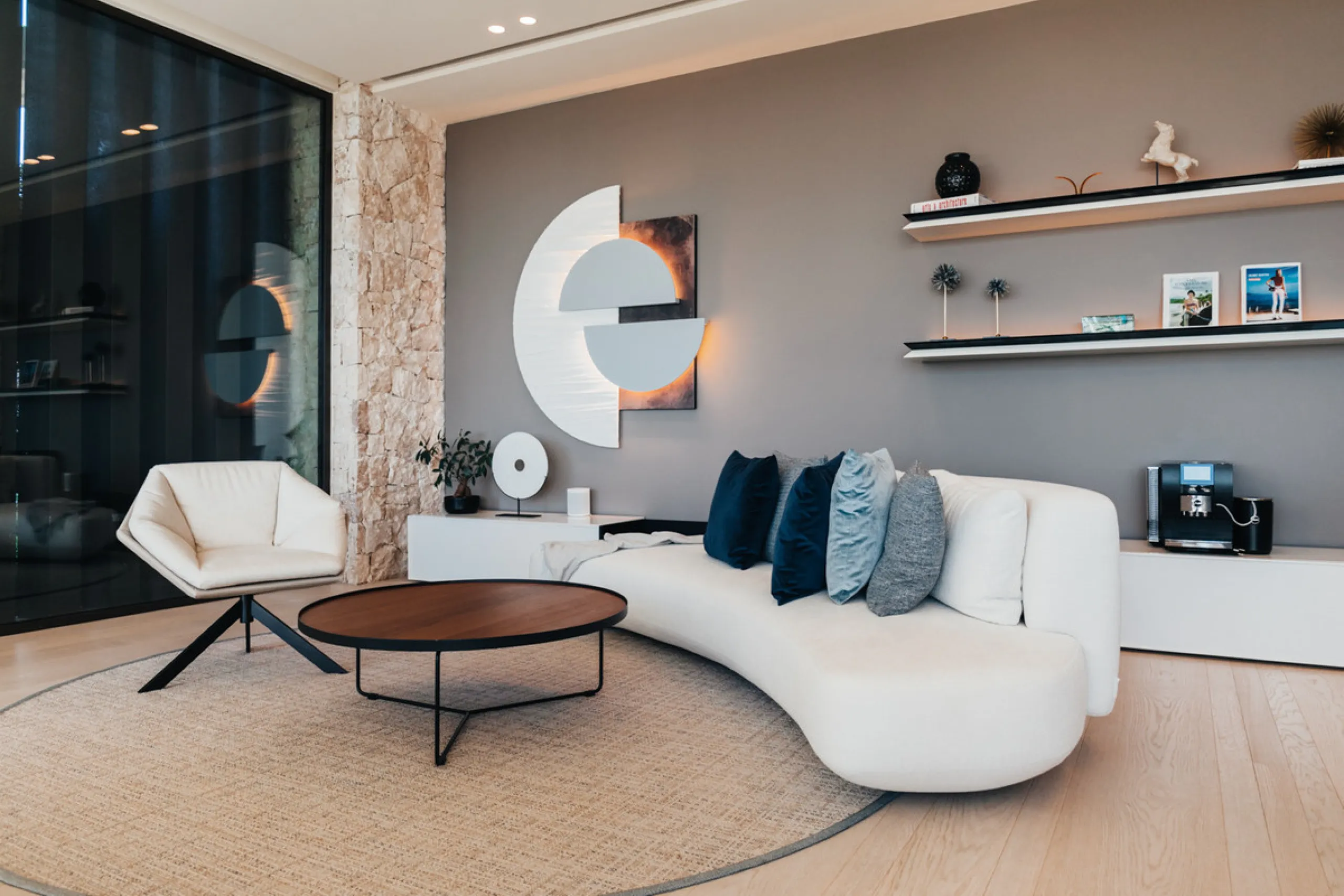 Welcome to a stunning property in The Hills, an exclusive neighborhood perched on La Quinta's cliffside. Overlooking the Mediterranean Sea, Puerto Banús, and San Pedro, this villa boasts incredible 200-degree views reaching all the way to Gibraltar and No