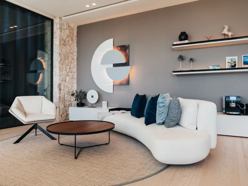 Welcome to a stunning property in The Hills, an exclusive neighborhood perched on La Quinta's cliffside. Overlooking the Mediterranean Sea, Puerto Banús, and San Pedro, this villa boasts incredible 200-degree views reaching all the way to Gibraltar and No