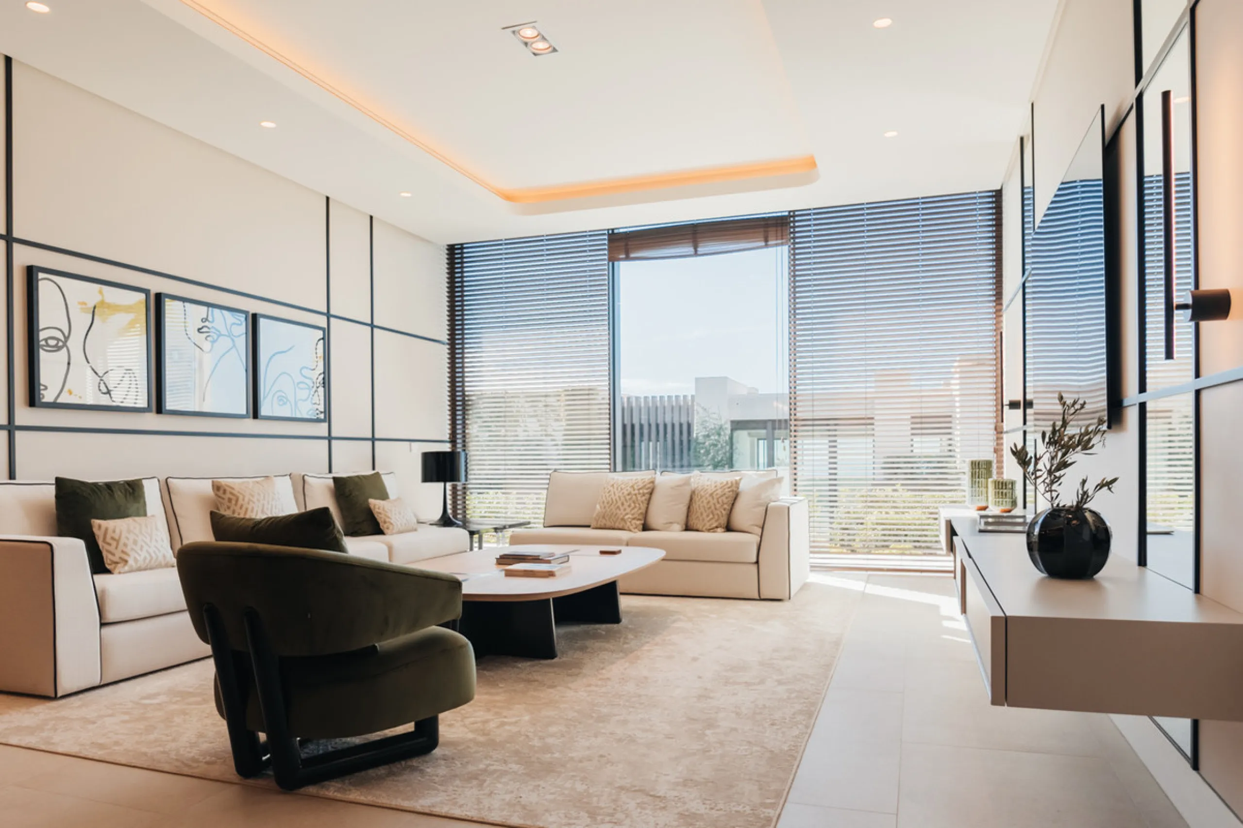 Welcome to a stunning property in The Hills, an exclusive neighborhood perched on La Quinta's cliffside. Overlooking the Mediterranean Sea, Puerto Banús, and San Pedro, this villa boasts incredible 200-degree views reaching all the way to Gibraltar and No