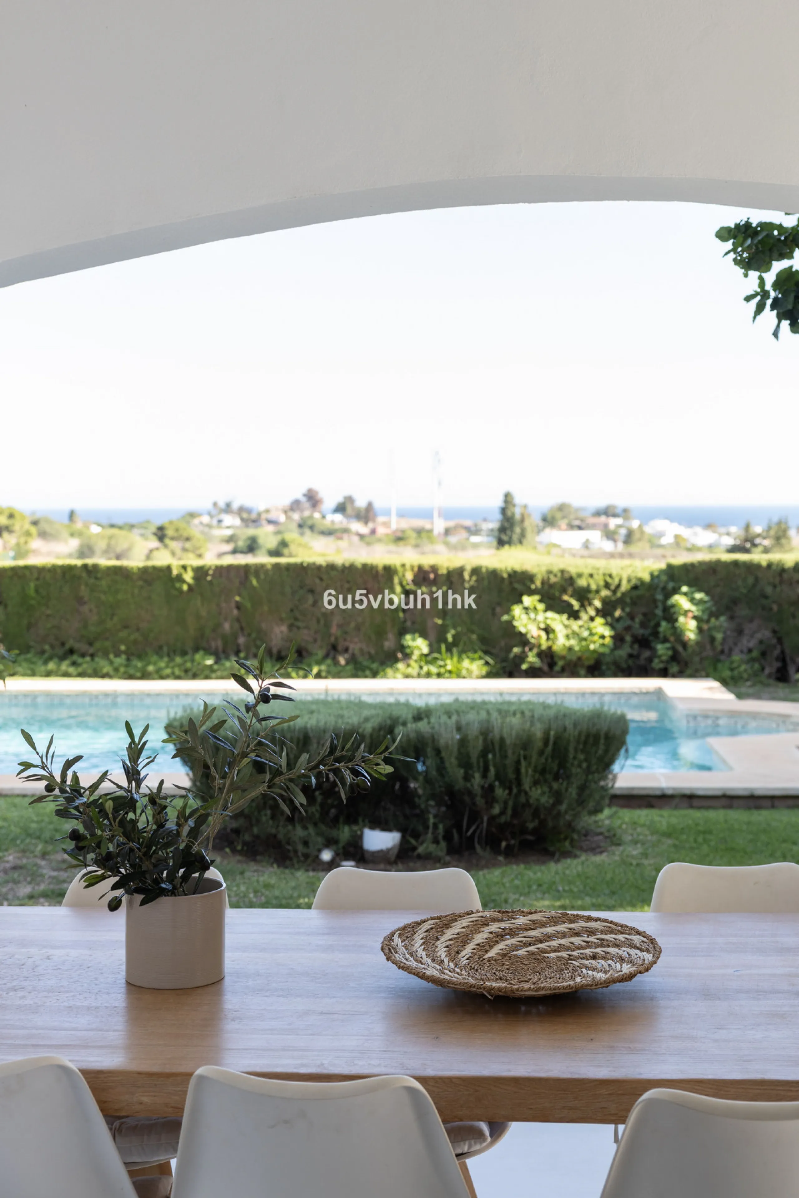 House - Detached Villa в продаже в Benahavís, Málaga. В доме 3 спален и 3 ванных комнат. Площадь дома 313 м². Площадь участка 1348 м²
