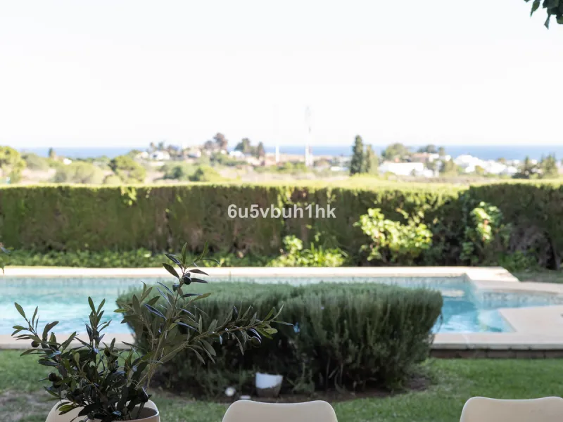 House - Detached Villa в продаже в Benahavís, Málaga. В доме 3 спален и 3 ванных комнат. Площадь дома 313 м². Площадь участка 1348 м²