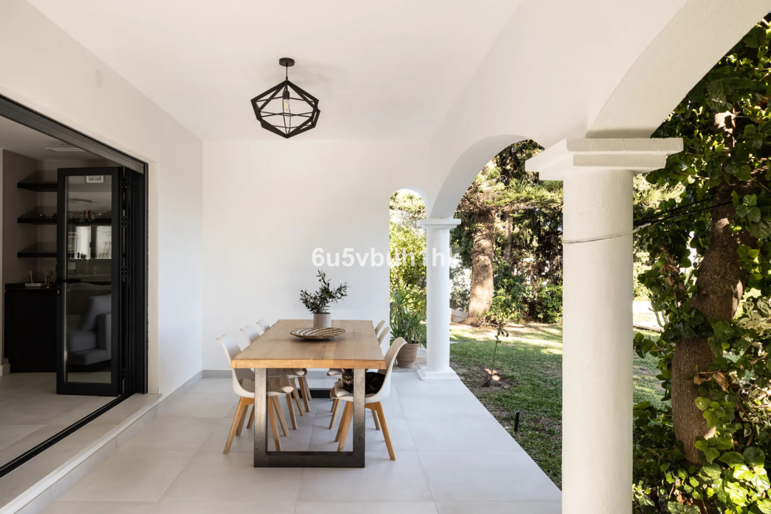 House - Detached Villa в продаже в Benahavís, Málaga. В доме 3 спален и 3 ванных комнат. Площадь дома 313 м². Площадь участка 1348 м²