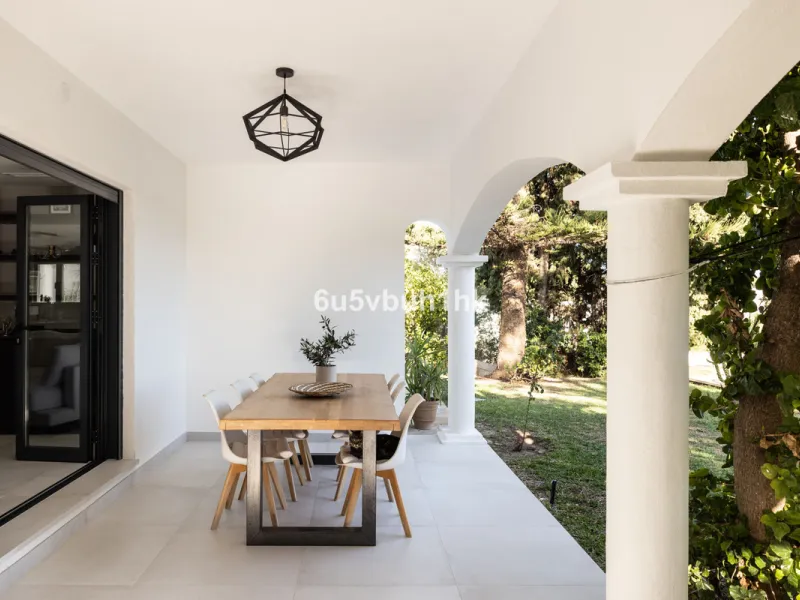 House - Detached Villa в продаже в Benahavís, Málaga. В доме 3 спален и 3 ванных комнат. Площадь дома 313 м². Площадь участка 1348 м²