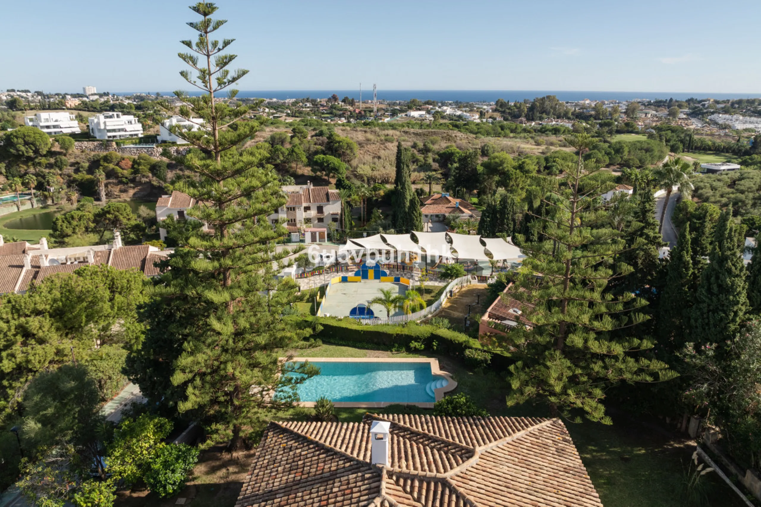 House - Detached Villa в продаже в Benahavís, Málaga. В доме 3 спален и 3 ванных комнат. Площадь дома 313 м². Площадь участка 1348 м²