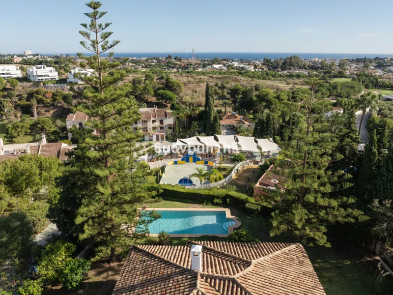 House - Detached Villa в продаже в Benahavís, Málaga. В доме 3 спален и 3 ванных комнат. Площадь дома 313 м². Площадь участка 1348 м²