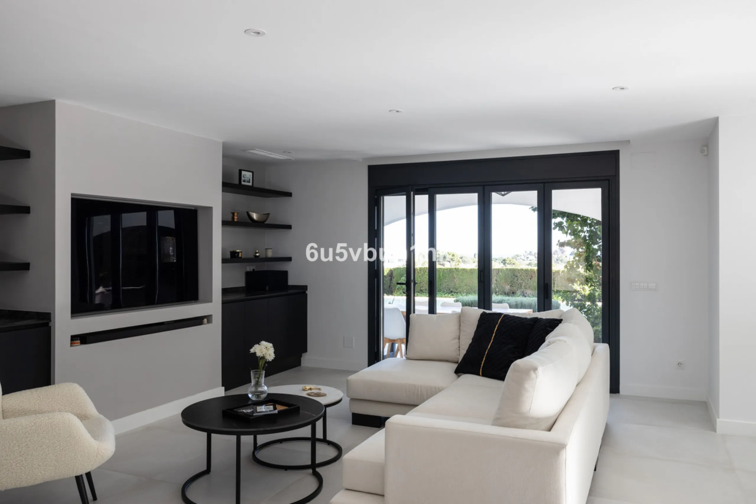 House - Detached Villa в продаже в Benahavís, Málaga. В доме 3 спален и 3 ванных комнат. Площадь дома 313 м². Площадь участка 1348 м²