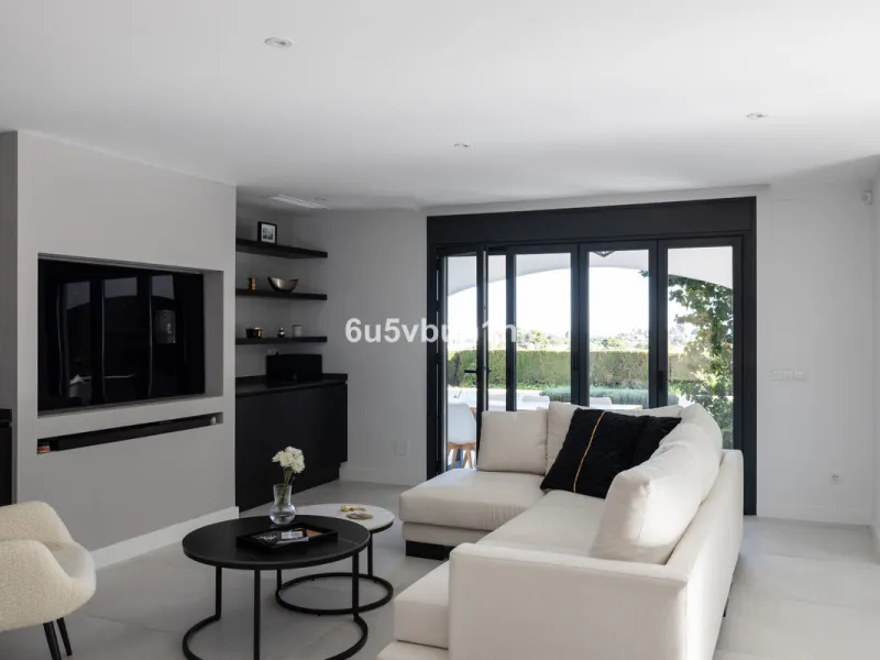 House - Detached Villa в продаже в Benahavís, Málaga. В доме 3 спален и 3 ванных комнат. Площадь дома 313 м². Площадь участка 1348 м²