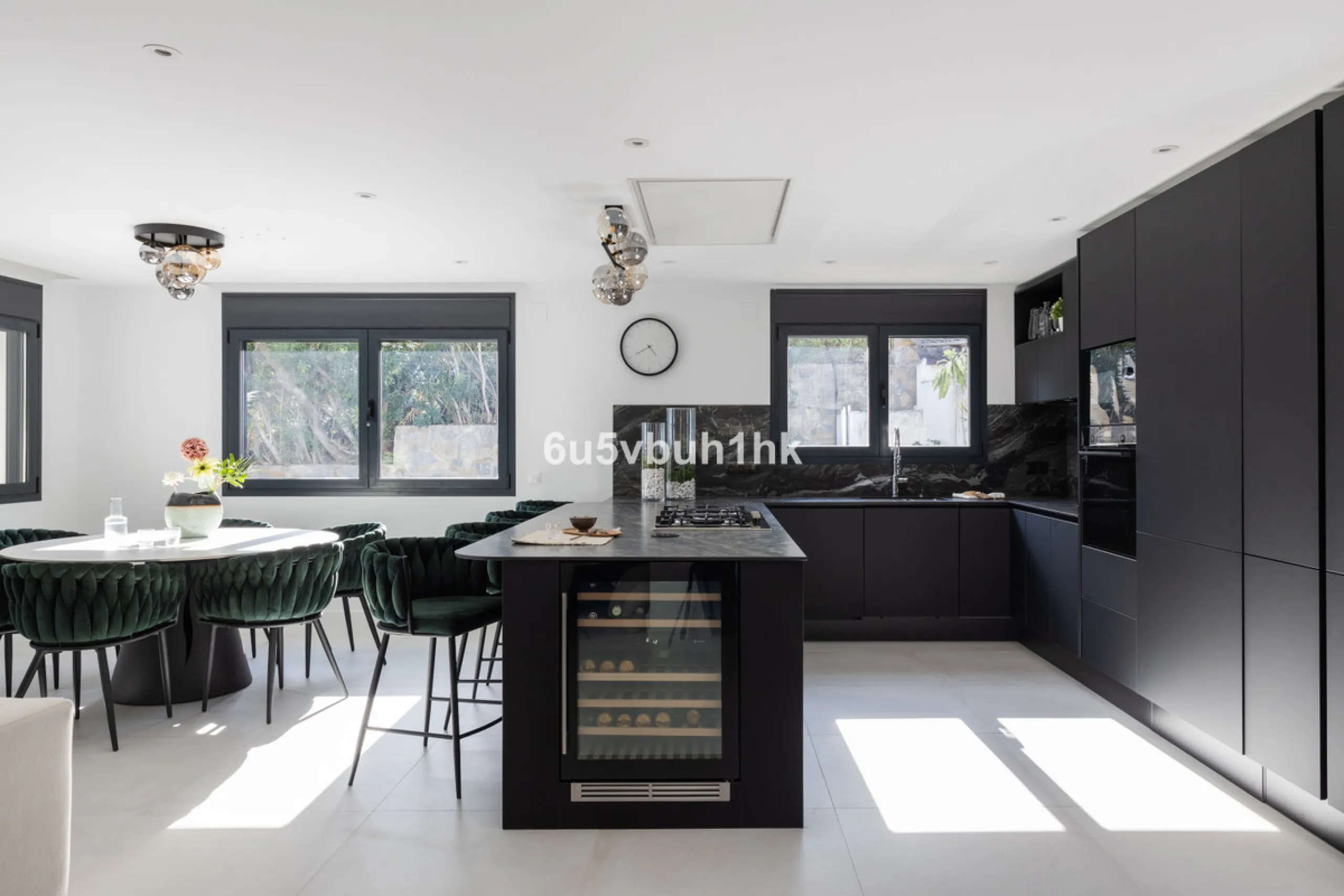 House - Detached Villa в продаже в Benahavís, Málaga. В доме 3 спален и 3 ванных комнат. Площадь дома 313 м². Площадь участка 1348 м²