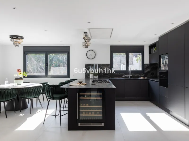 House - Detached Villa в продаже в Benahavís, Málaga. В доме 3 спален и 3 ванных комнат. Площадь дома 313 м². Площадь участка 1348 м²