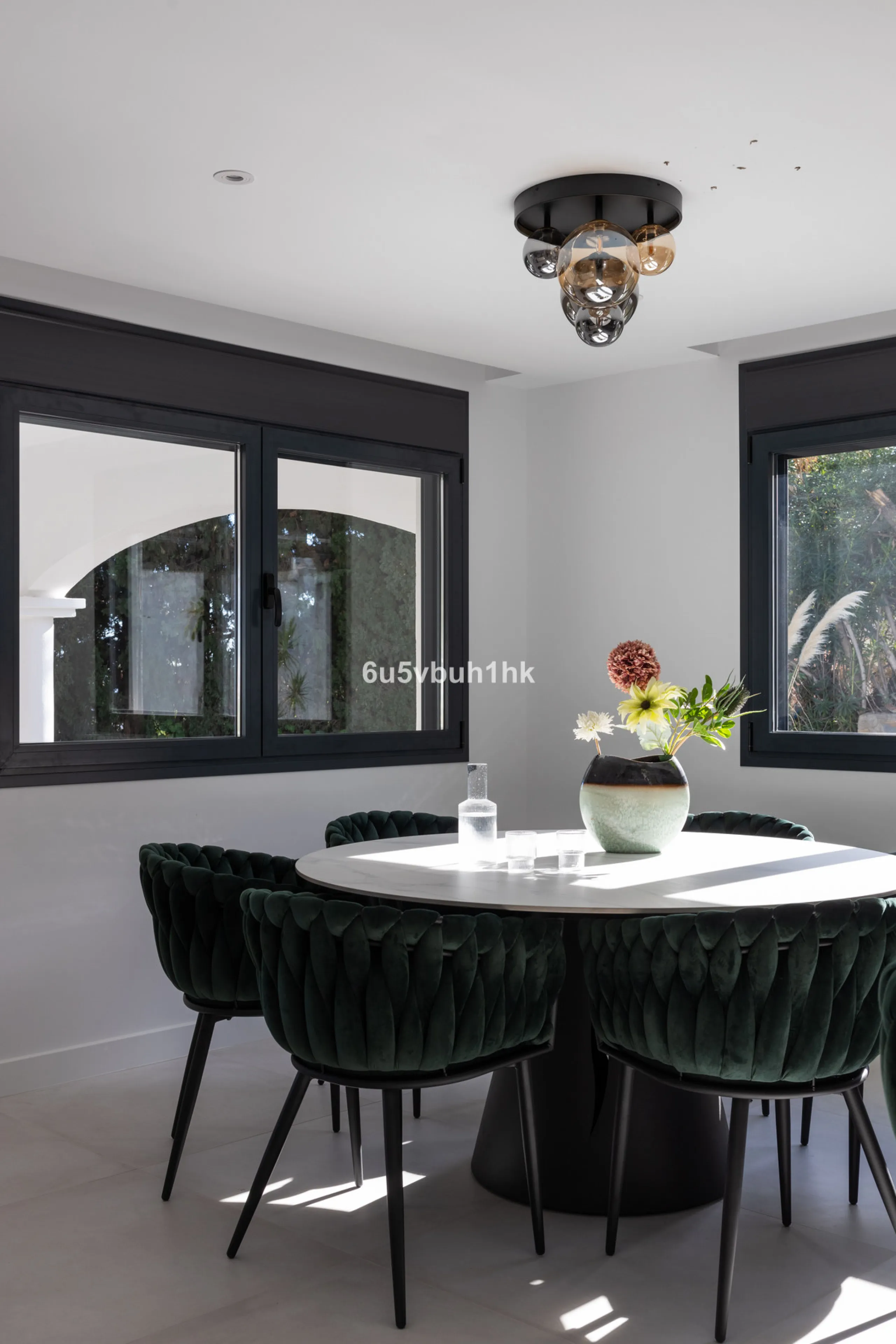 House - Detached Villa в продаже в Benahavís, Málaga. В доме 3 спален и 3 ванных комнат. Площадь дома 313 м². Площадь участка 1348 м²