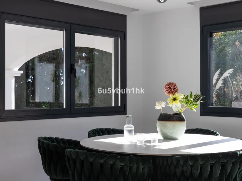 House - Detached Villa в продаже в Benahavís, Málaga. В доме 3 спален и 3 ванных комнат. Площадь дома 313 м². Площадь участка 1348 м²