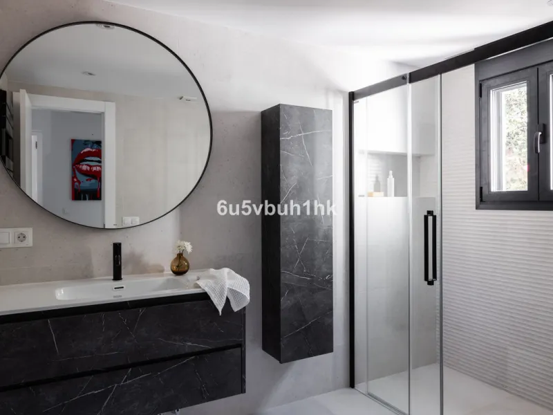 House - Detached Villa в продаже в Benahavís, Málaga. В доме 3 спален и 3 ванных комнат. Площадь дома 313 м². Площадь участка 1348 м²