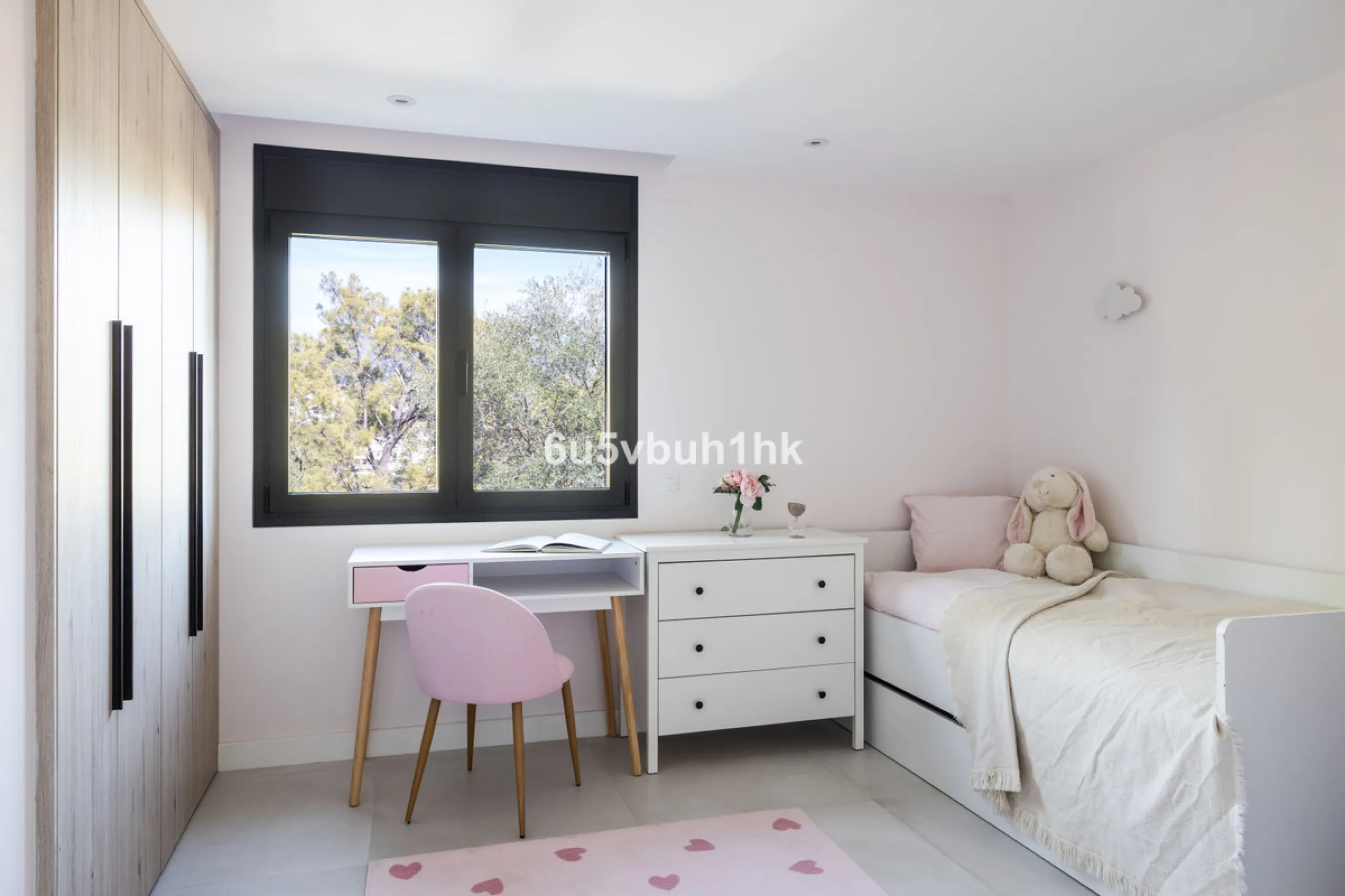 House - Detached Villa в продаже в Benahavís, Málaga. В доме 3 спален и 3 ванных комнат. Площадь дома 313 м². Площадь участка 1348 м²