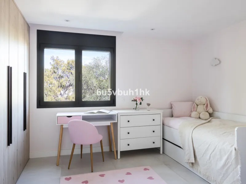 House - Detached Villa в продаже в Benahavís, Málaga. В доме 3 спален и 3 ванных комнат. Площадь дома 313 м². Площадь участка 1348 м²