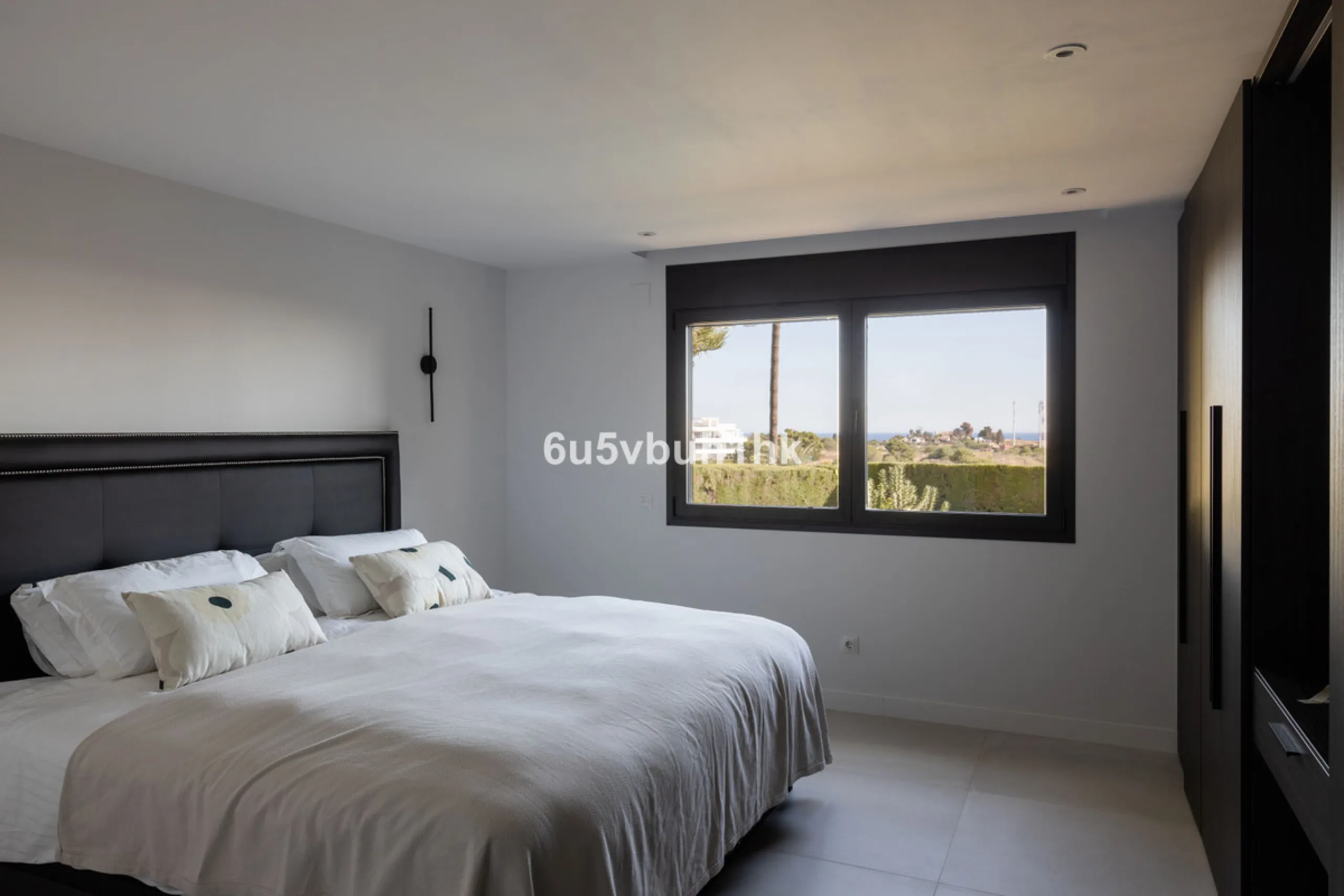 House - Detached Villa в продаже в Benahavís, Málaga. В доме 3 спален и 3 ванных комнат. Площадь дома 313 м². Площадь участка 1348 м²