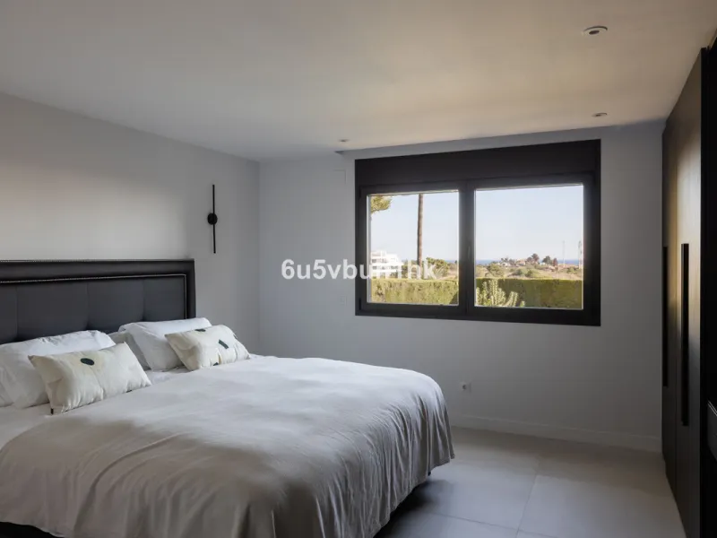 House - Detached Villa в продаже в Benahavís, Málaga. В доме 3 спален и 3 ванных комнат. Площадь дома 313 м². Площадь участка 1348 м²