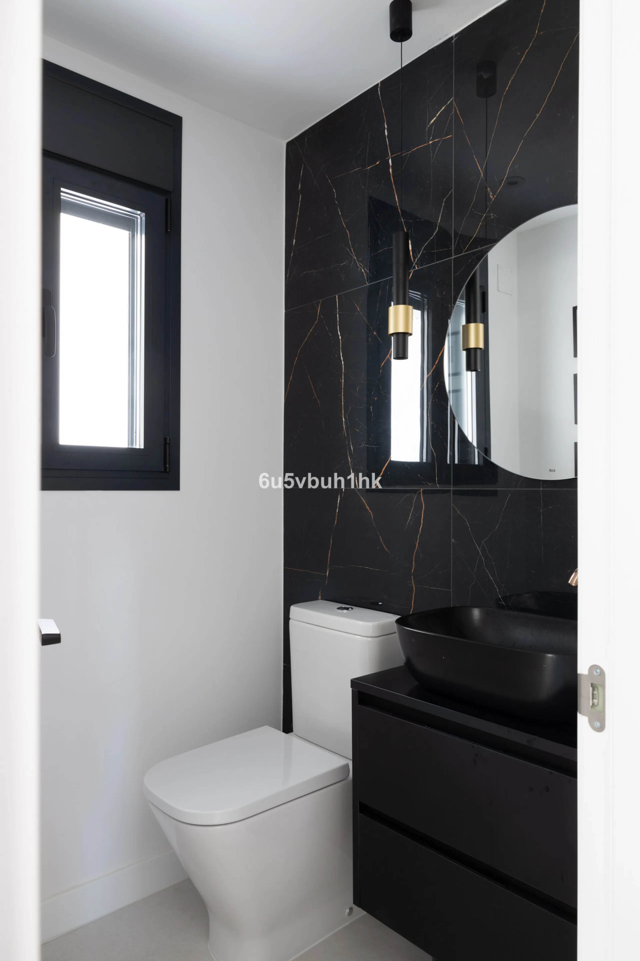 House - Detached Villa в продаже в Benahavís, Málaga. В доме 3 спален и 3 ванных комнат. Площадь дома 313 м². Площадь участка 1348 м²