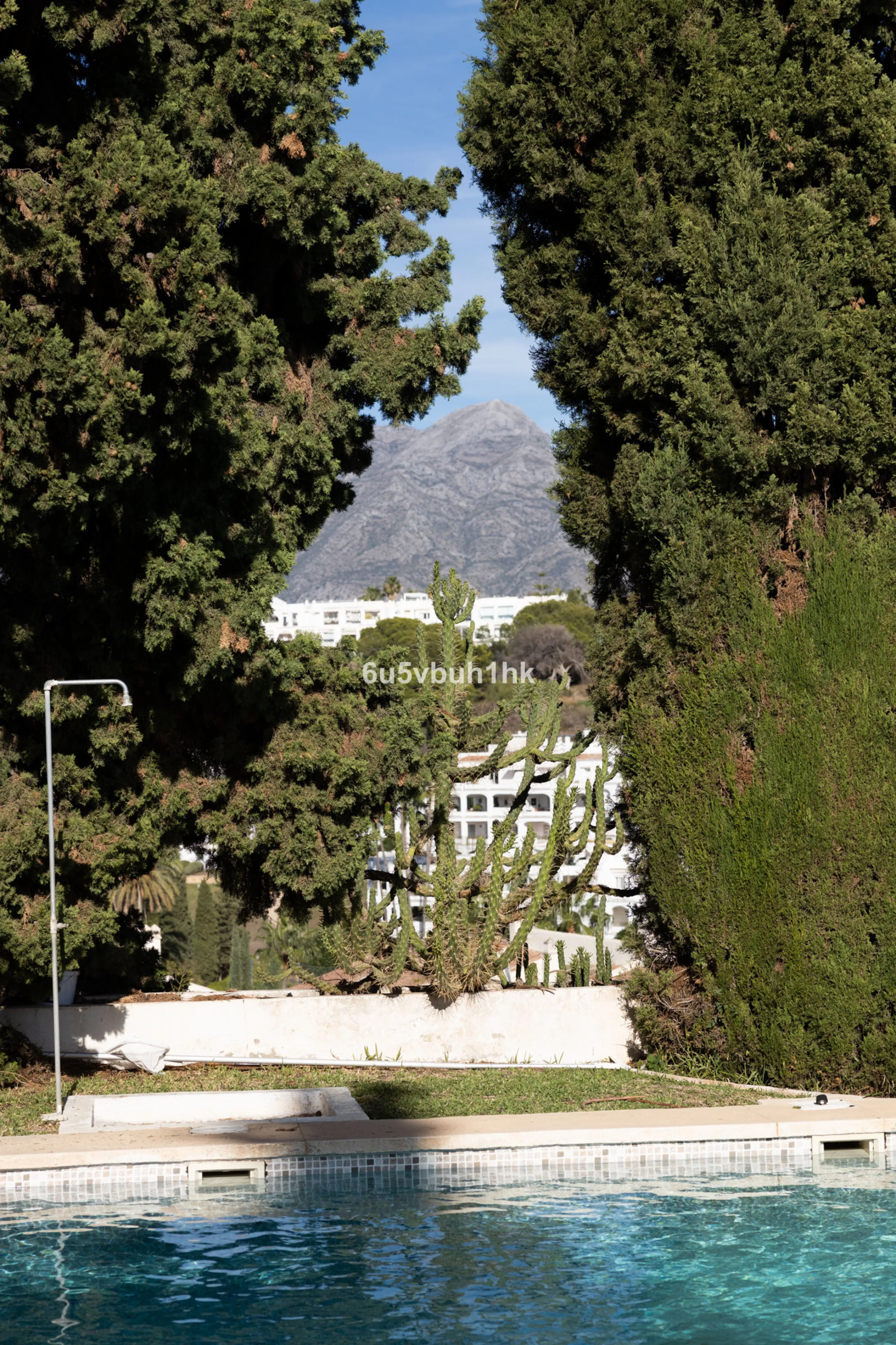 House - Detached Villa в продаже в Benahavís, Málaga. В доме 3 спален и 3 ванных комнат. Площадь дома 313 м². Площадь участка 1348 м²