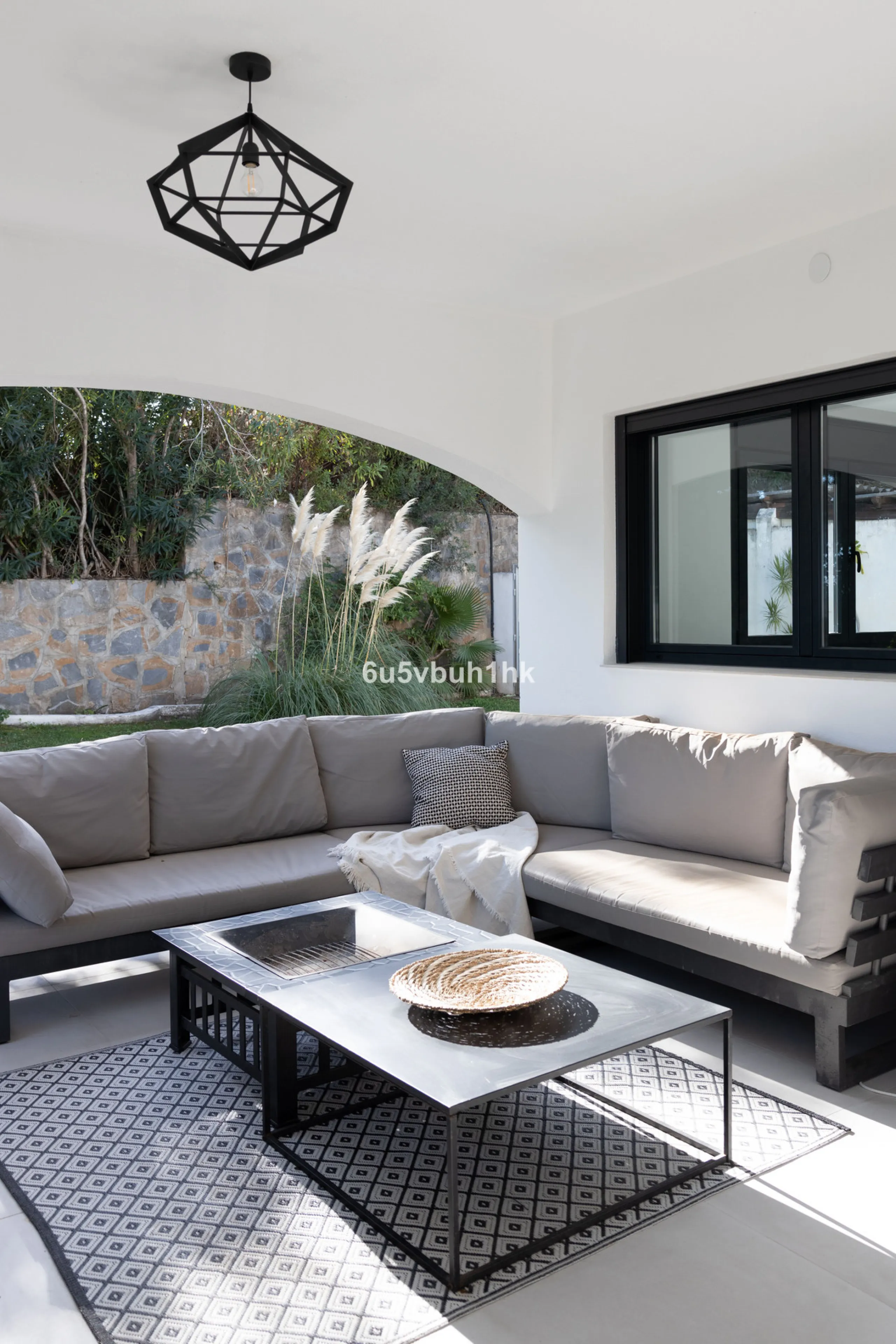 House - Detached Villa в продаже в Benahavís, Málaga. В доме 3 спален и 3 ванных комнат. Площадь дома 313 м². Площадь участка 1348 м²