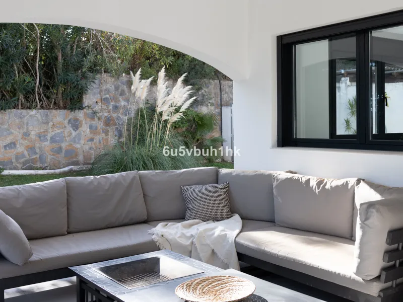 House - Detached Villa в продаже в Benahavís, Málaga. В доме 3 спален и 3 ванных комнат. Площадь дома 313 м². Площадь участка 1348 м²