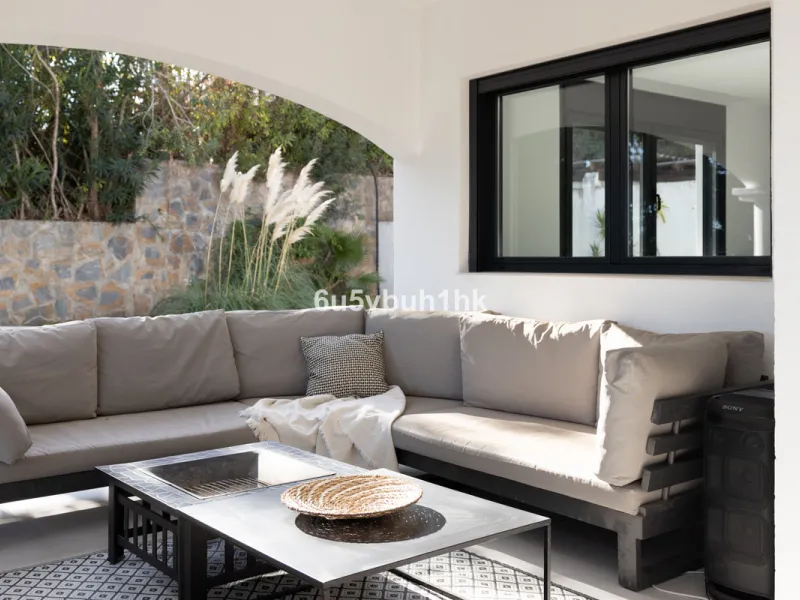 House - Detached Villa в продаже в Benahavís, Málaga. В доме 3 спален и 3 ванных комнат. Площадь дома 313 м². Площадь участка 1348 м²
