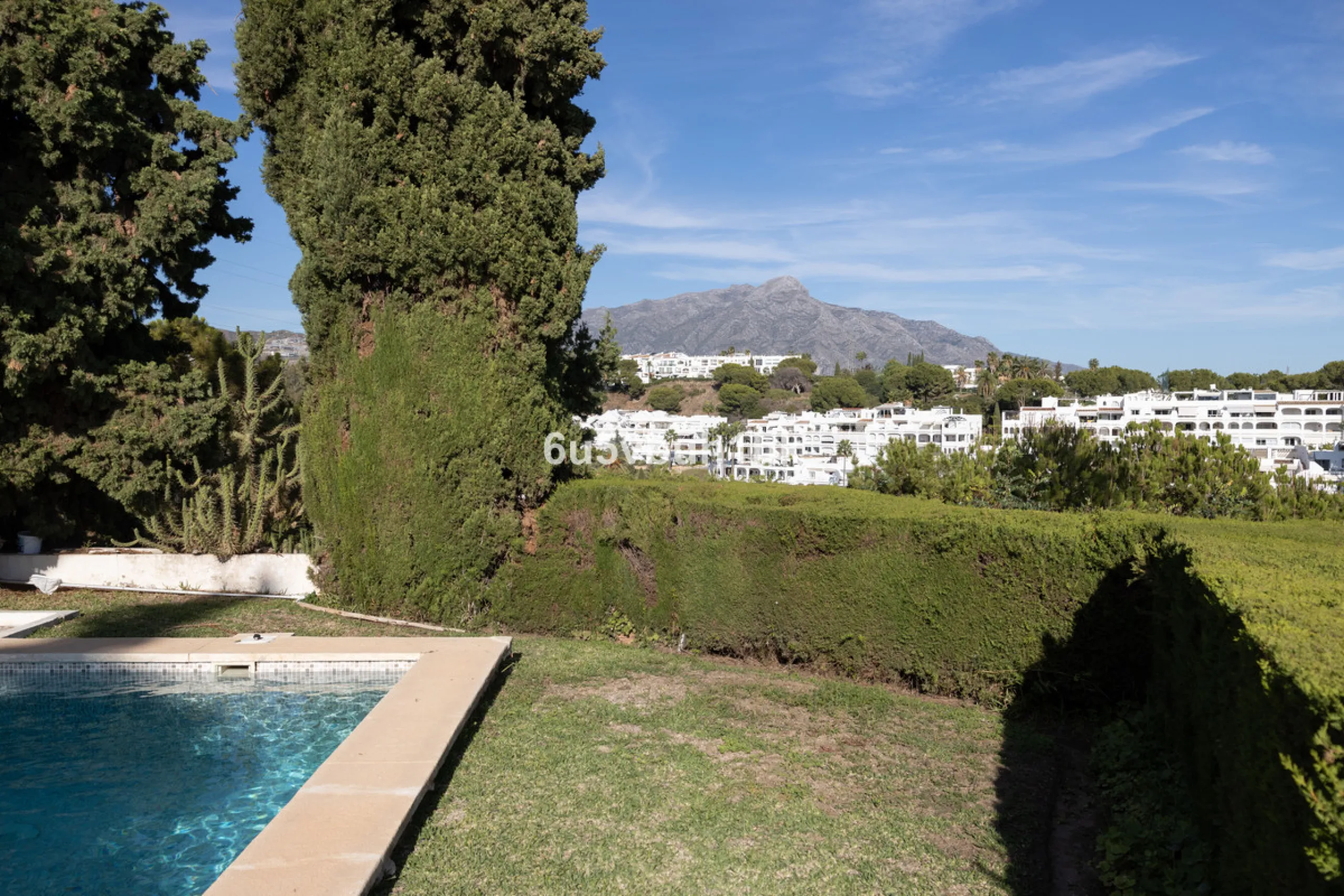 House - Detached Villa в продаже в Benahavís, Málaga. В доме 3 спален и 3 ванных комнат. Площадь дома 313 м². Площадь участка 1348 м²