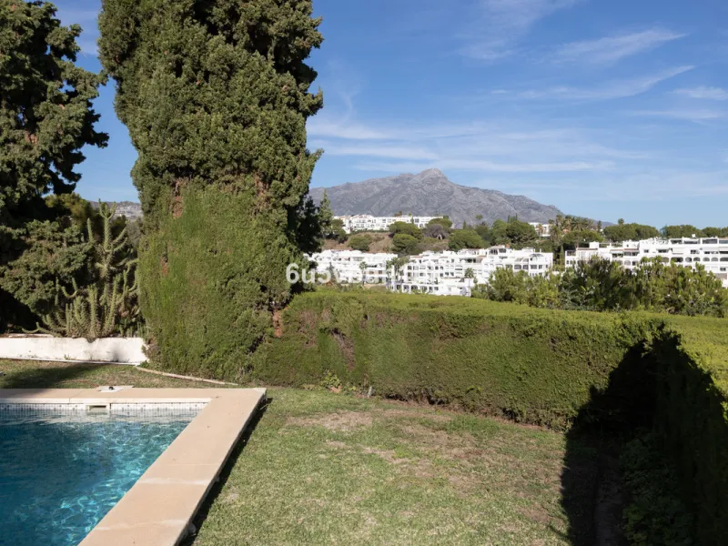 House - Detached Villa в продаже в Benahavís, Málaga. В доме 3 спален и 3 ванных комнат. Площадь дома 313 м². Площадь участка 1348 м²