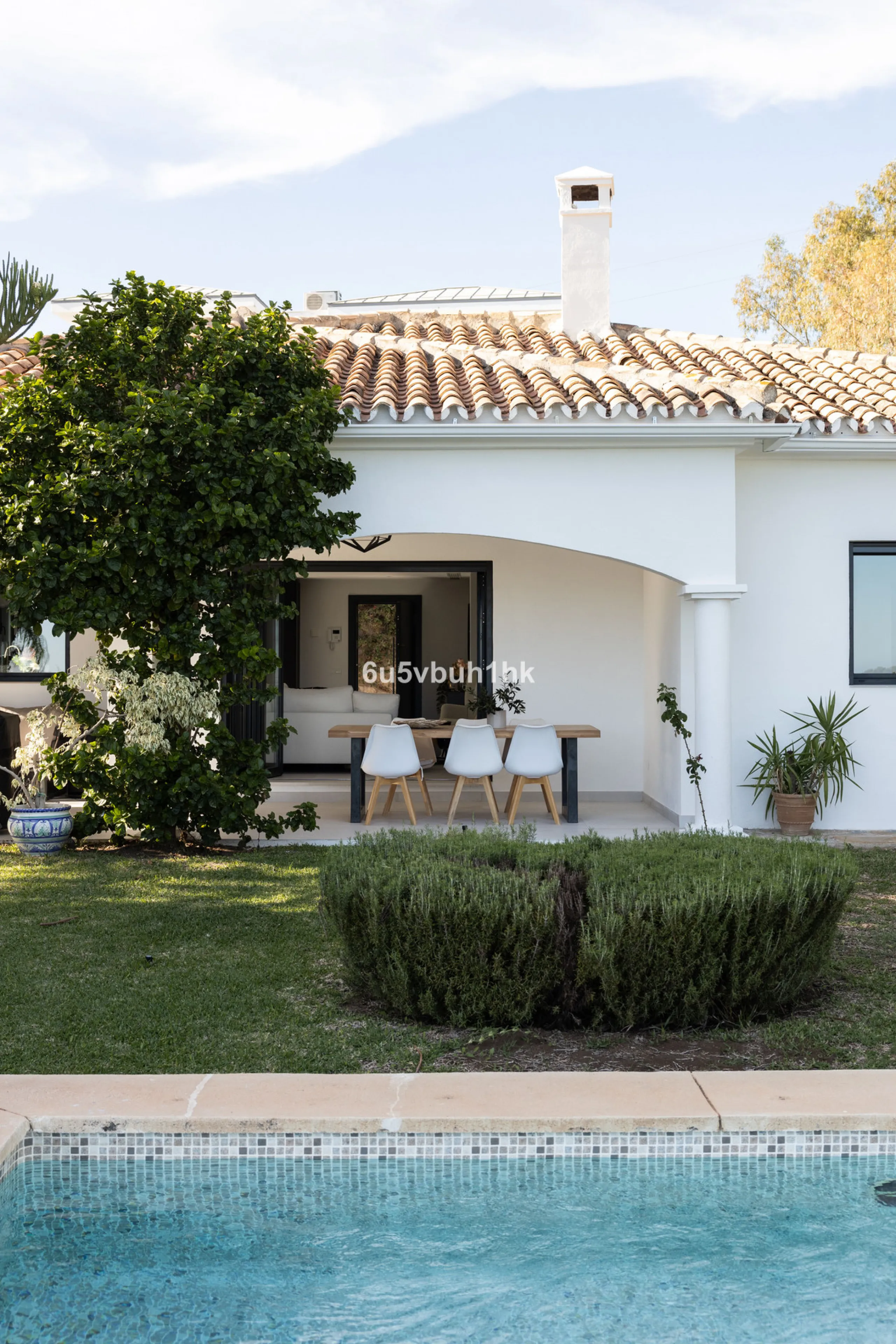House - Detached Villa в продаже в Benahavís, Málaga. В доме 3 спален и 3 ванных комнат. Площадь дома 313 м². Площадь участка 1348 м²