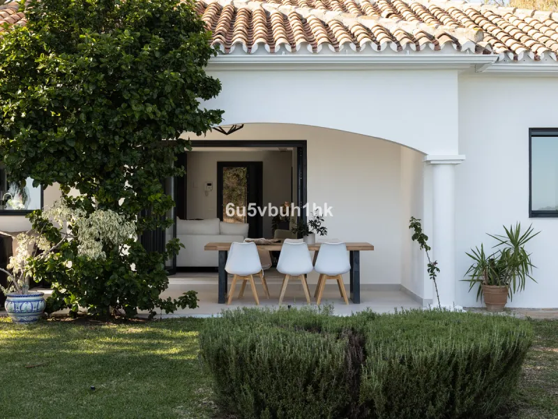 House - Detached Villa в продаже в Benahavís, Málaga. В доме 3 спален и 3 ванных комнат. Площадь дома 313 м². Площадь участка 1348 м²
