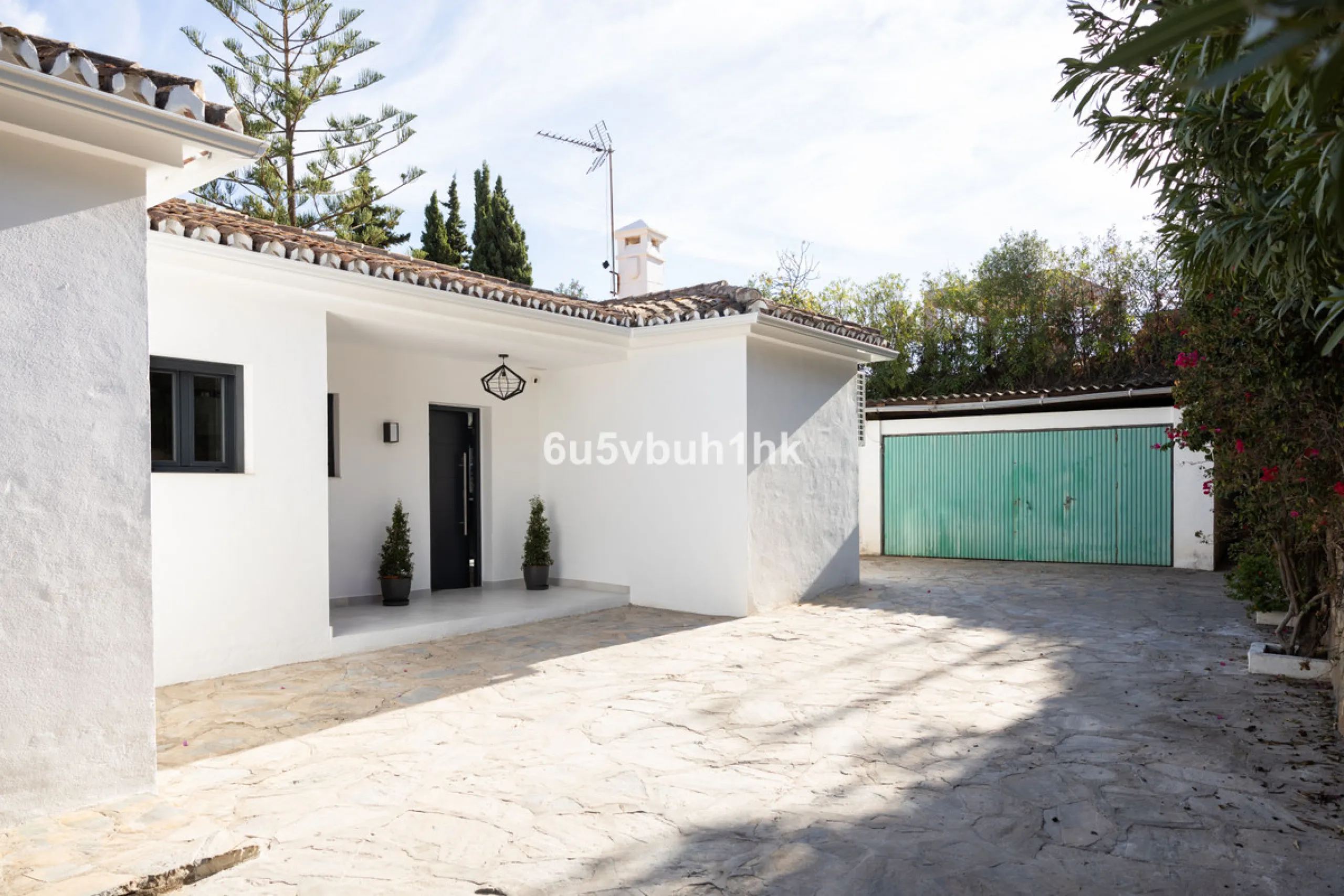 House - Detached Villa в продаже в Benahavís, Málaga. В доме 3 спален и 3 ванных комнат. Площадь дома 313 м². Площадь участка 1348 м²