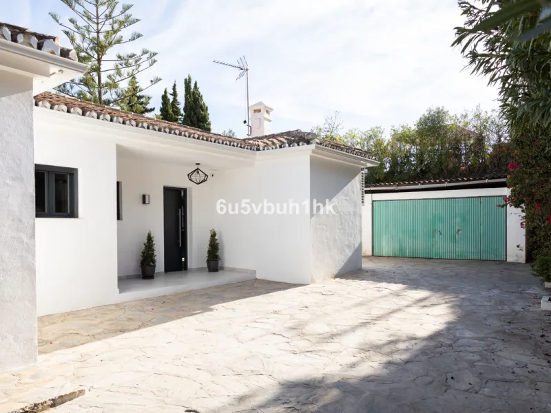 House - Detached Villa в продаже в Benahavís, Málaga. В доме 3 спален и 3 ванных комнат. Площадь дома 313 м². Площадь участка 1348 м²