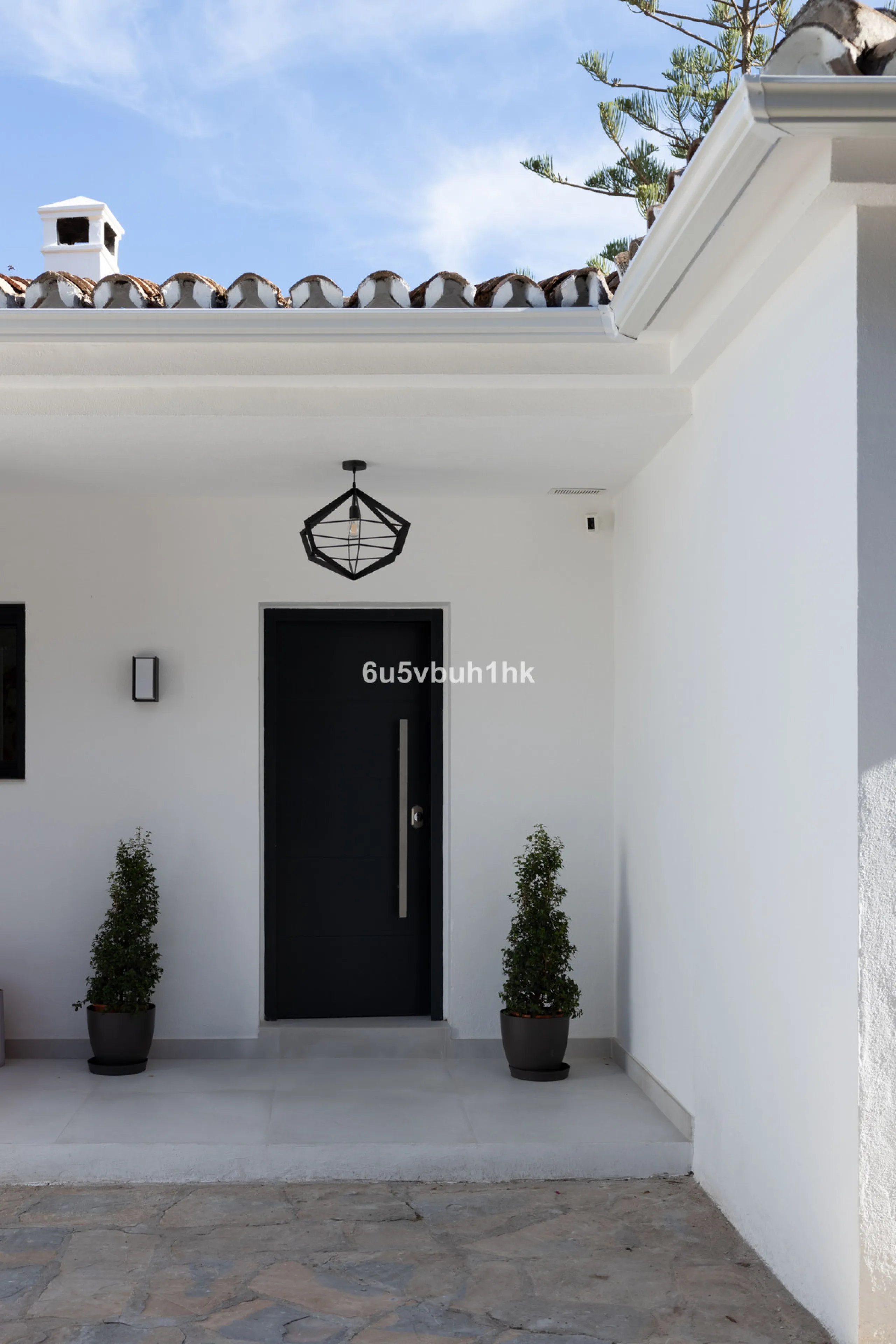 House - Detached Villa в продаже в Benahavís, Málaga. В доме 3 спален и 3 ванных комнат. Площадь дома 313 м². Площадь участка 1348 м²