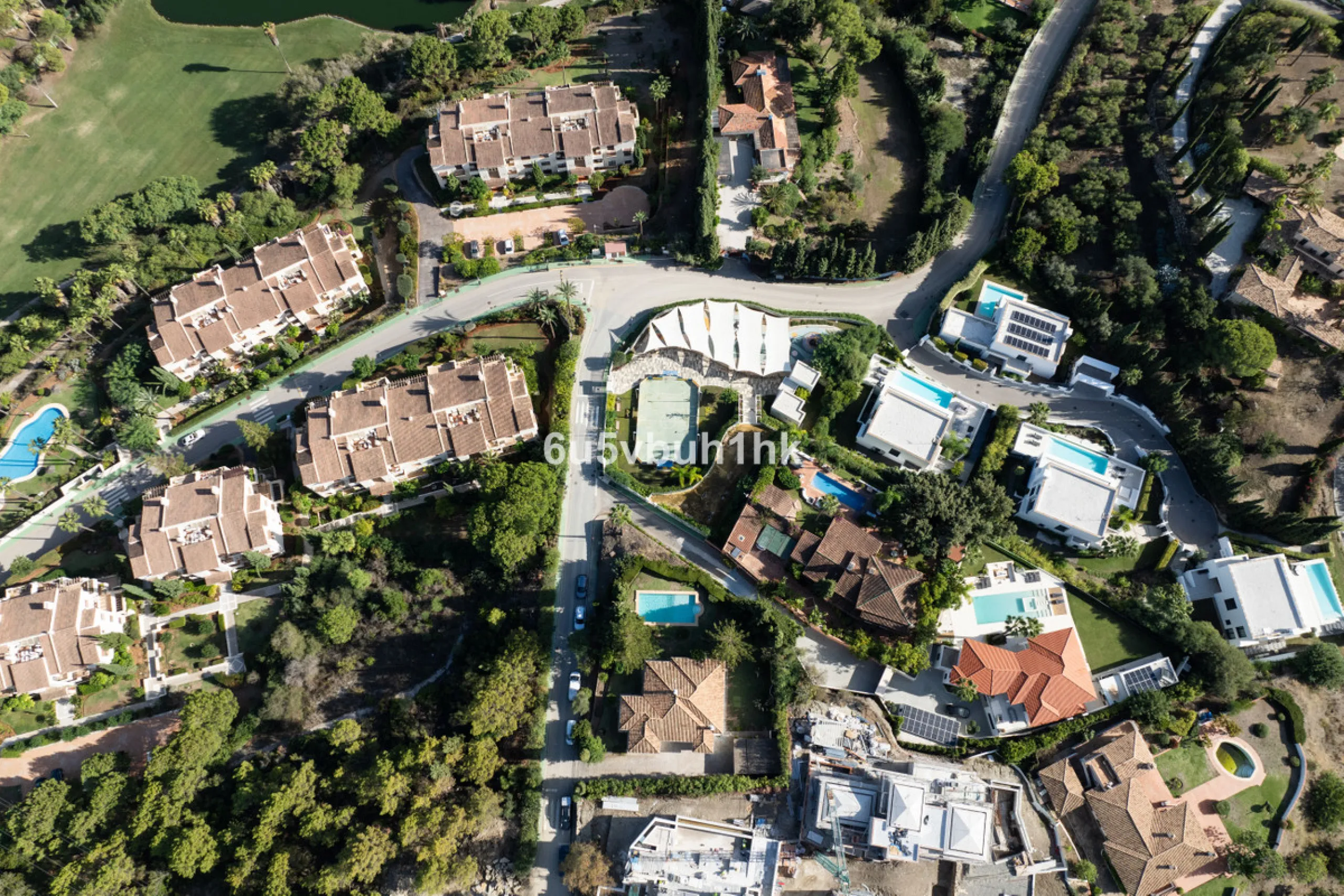 House - Detached Villa в продаже в Benahavís, Málaga. В доме 3 спален и 3 ванных комнат. Площадь дома 313 м². Площадь участка 1348 м²