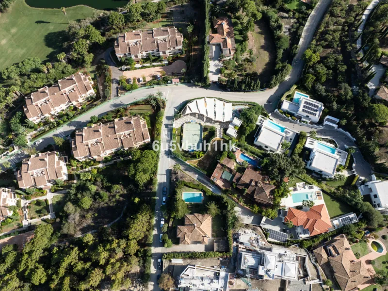 House - Detached Villa в продаже в Benahavís, Málaga. В доме 3 спален и 3 ванных комнат. Площадь дома 313 м². Площадь участка 1348 м²