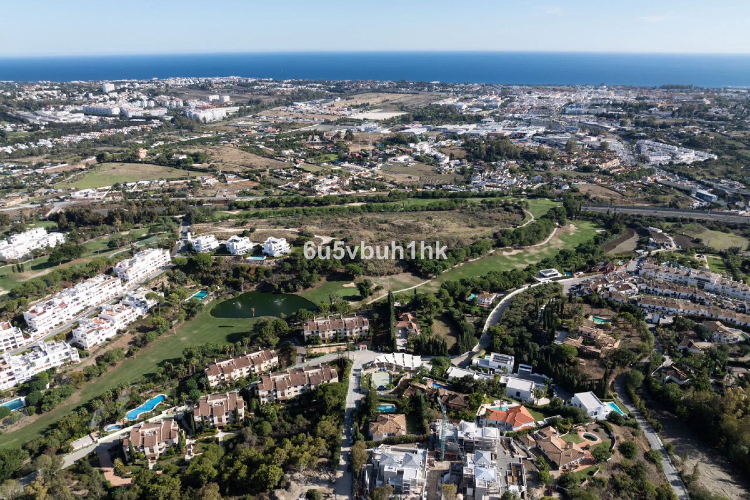 House - Detached Villa в продаже в Benahavís, Málaga. В доме 3 спален и 3 ванных комнат. Площадь дома 313 м². Площадь участка 1348 м²