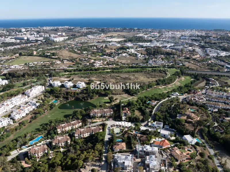 House - Detached Villa в продаже в Benahavís, Málaga. В доме 3 спален и 3 ванных комнат. Площадь дома 313 м². Площадь участка 1348 м²