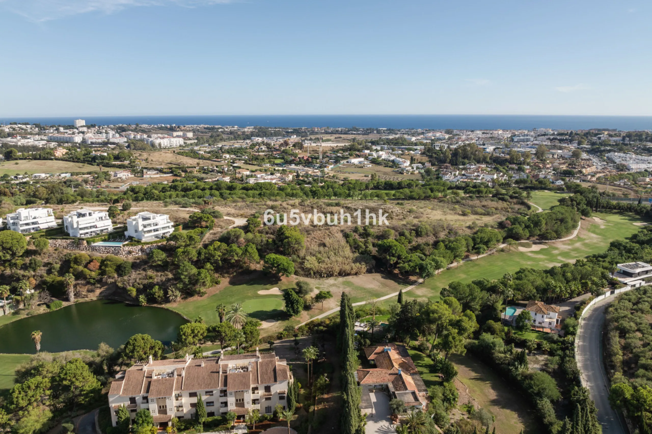House - Detached Villa в продаже в Benahavís, Málaga. В доме 3 спален и 3 ванных комнат. Площадь дома 313 м². Площадь участка 1348 м²