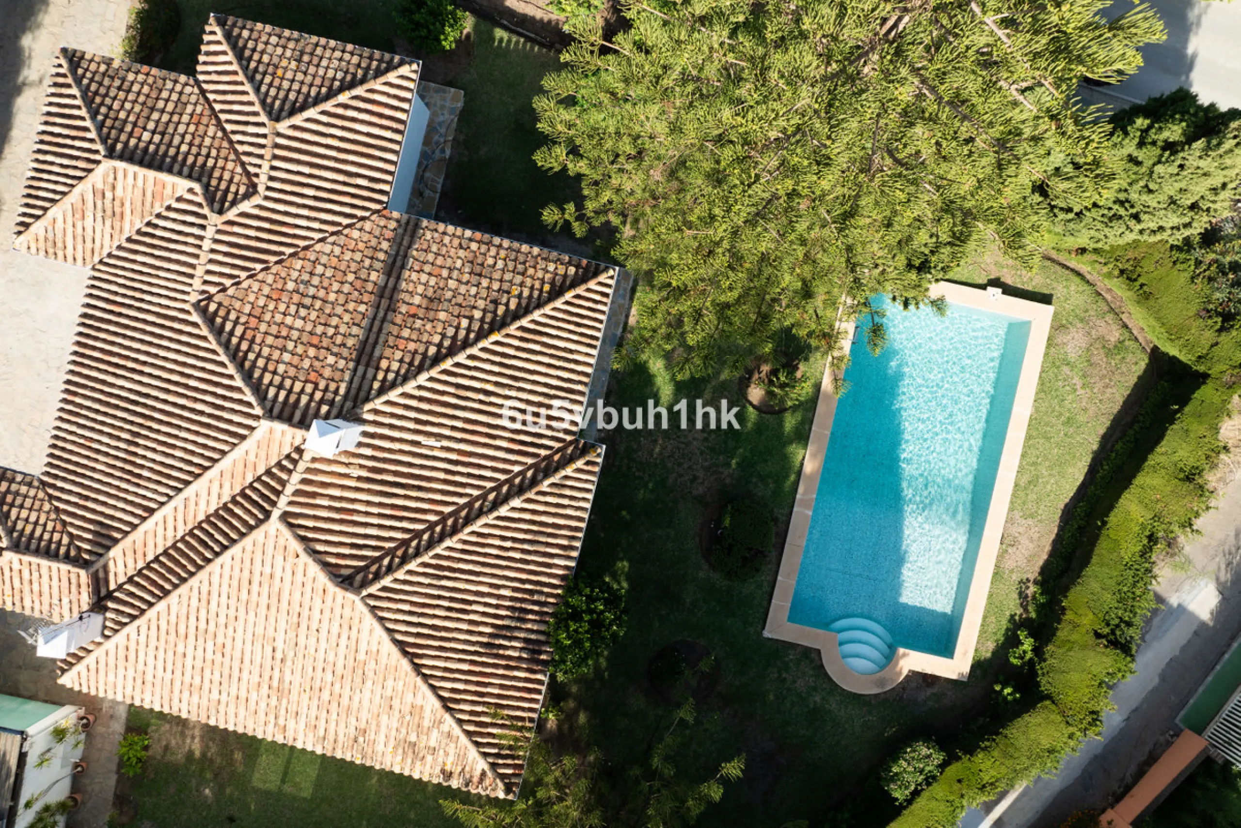 House - Detached Villa в продаже в Benahavís, Málaga. В доме 3 спален и 3 ванных комнат. Площадь дома 313 м². Площадь участка 1348 м²
