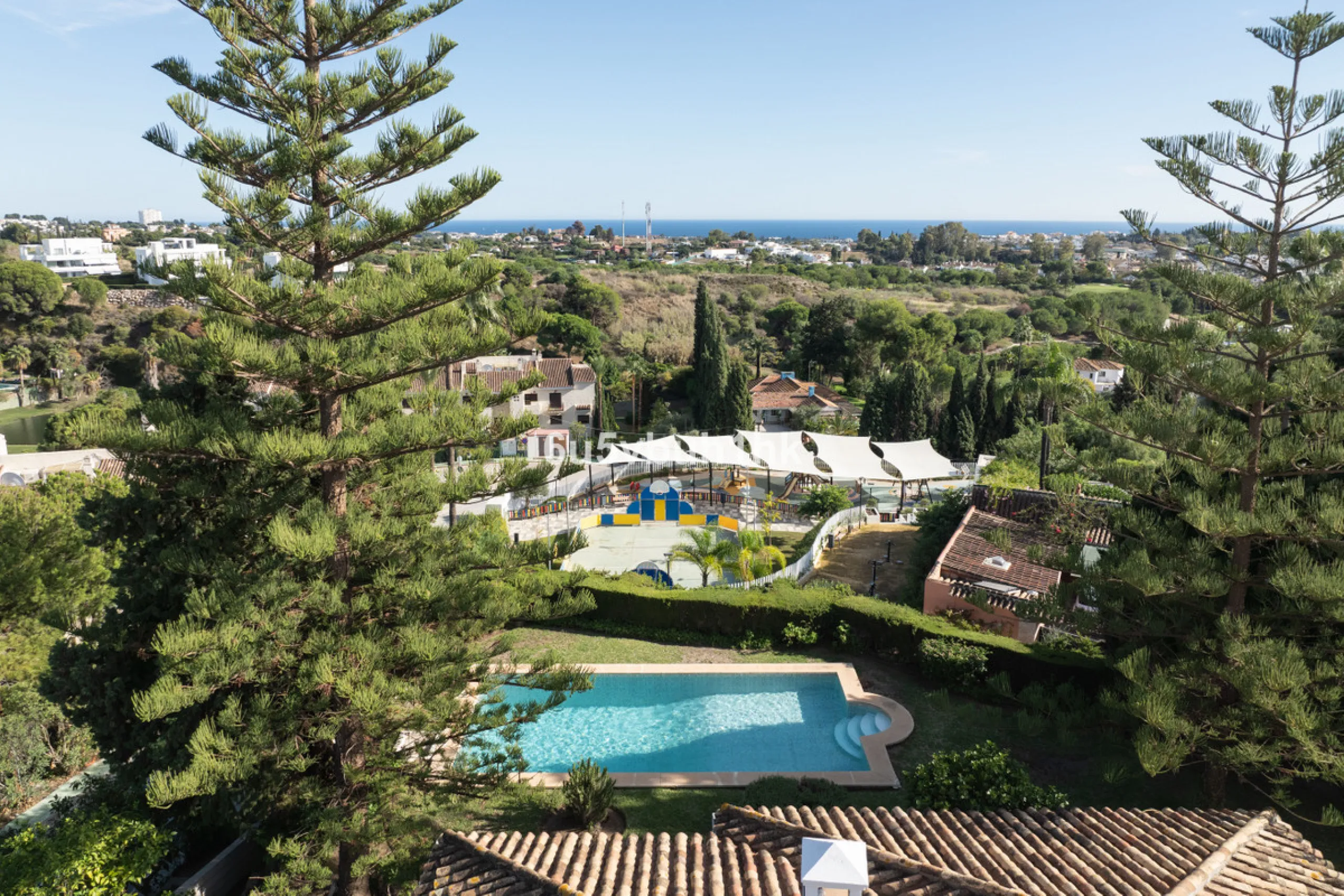House - Detached Villa в продаже в Benahavís, Málaga. В доме 3 спален и 3 ванных комнат. Площадь дома 313 м². Площадь участка 1348 м²