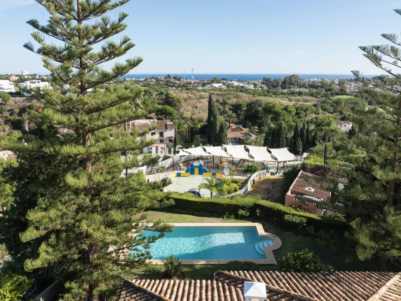 House - Detached Villa в продаже в Benahavís, Málaga. В доме 3 спален и 3 ванных комнат. Площадь дома 313 м². Площадь участка 1348 м²