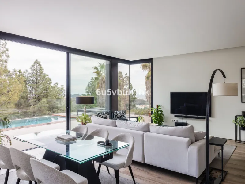 Exquisite modern villa, a newly built family home that perfectly blends contemporary design with comfort and convenience. Nestled in the desirable neighborhood of El Atabal, Malaga, this three-story residence offers breathtaking sea and mountain views fro