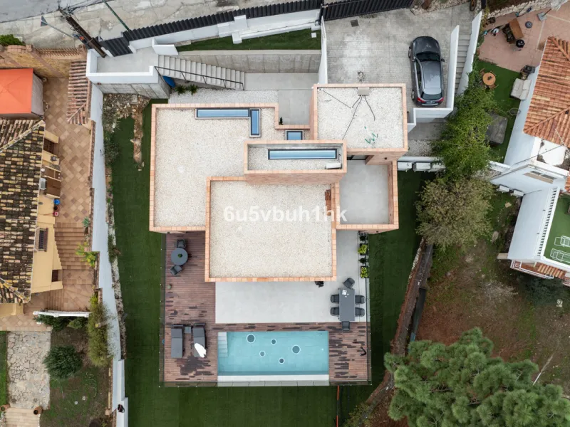 Exquisite modern villa, a newly built family home that perfectly blends contemporary design with comfort and convenience. Nestled in the desirable neighborhood of El Atabal, Malaga, this three-story residence offers breathtaking sea and mountain views fro