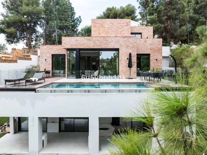 Exquisite modern villa, a newly built family home that perfectly blends contemporary design with comfort and convenience. Nestled in the desirable neighborhood of El Atabal, Malaga, this three-story residence offers breathtaking sea and mountain views fro