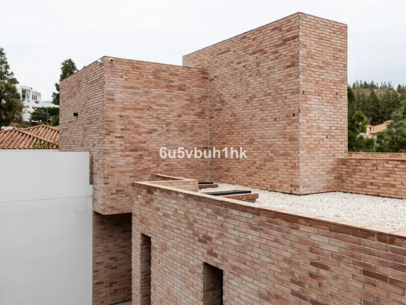 Exquisite modern villa, a newly built family home that perfectly blends contemporary design with comfort and convenience. Nestled in the desirable neighborhood of El Atabal, Malaga, this three-story residence offers breathtaking sea and mountain views fro