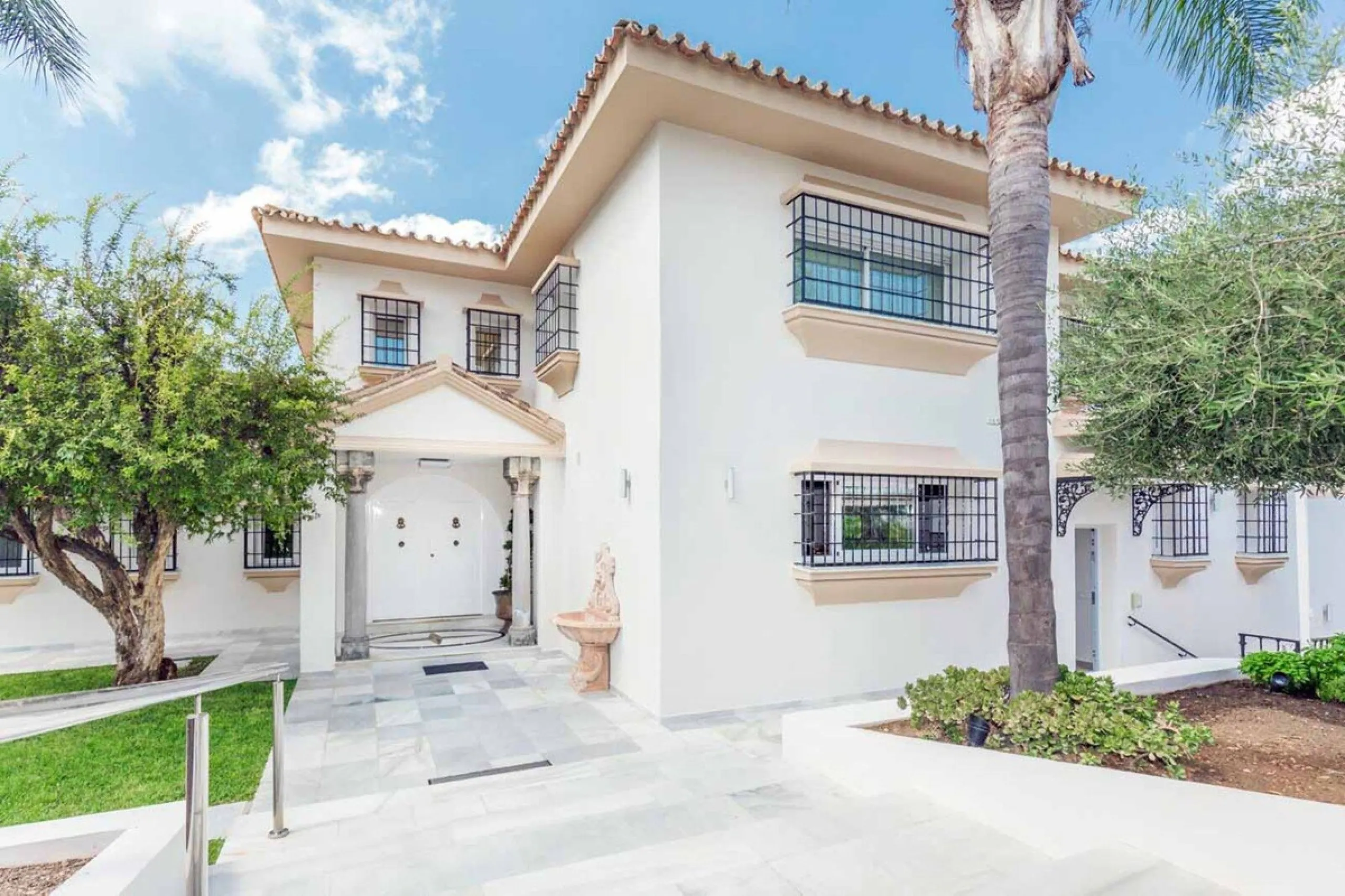 Spacious Front line golf Villa available for sale in Rio Real, Marbella!