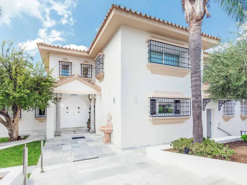 Spacious Front line golf Villa available for sale in Rio Real, Marbella!