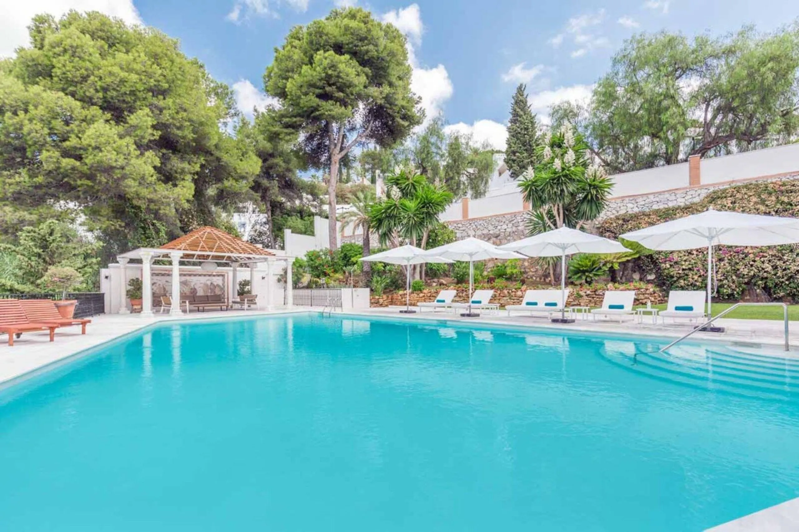 Spacious Front line golf Villa available for sale in Rio Real, Marbella!